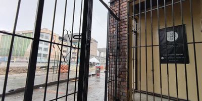 Excelente Local de 20 m² en ARRIENDO, ubicado en un primer piso en el barrio Quinta Camacho, con un baño independiente, servicios públicos y un ambiente, anteriormente funciono como papelería, apto para juguetería, tienda naturista, minimarket, cafetería tipo exprés, barbería o peluquería, consultorio estético, tienda de mascotas, papelería, boutique, servicios de tecnología, miscelánea, heladería suave, repostería artesanal, entre otros usos comerciales que requieran un espacio práctico y con buena visibilidad. Excepto discotecas, venta de licor o actividades de compra/venta de oficina. Vías de acceso Av. Caracas, Estación de las flores, con cercanía a la Avenida Chile, Universidades.