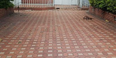 Esta encantadora casa de dos niveles ofrece espacios amplios, iluminados y perfectos para vivir con comodidad.

Primer piso:
Acogedora sala-comedor
 Cocina integral
Práctico patio ideal para labores del hogar
Baño social

Segundo piso:
Tres habitaciones con excelente ventilación
Dos baños
Balcón con vista agradable

Si buscas un hogar cómodo, funcional y bien ubicado, ¡esta es la oportunidad que estabas esperando!