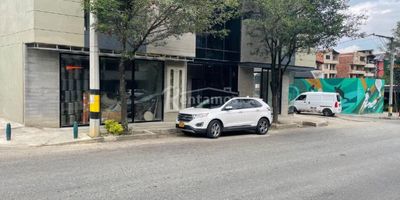 Local en arriendo en Envigado, Primavera. Cerca de la Clínica de la Policía y Polideportivo Sur de Envigado, con 65 m², 4 metros de altura, ubicado en una zona comercial de alto flujo, ideal para atraer clientes y posicionar tu marca. Perfecto para (tiendas, oficinas, cafeterías, boutiques o negocios de servicios). Incluye baño privado y cocineta, con fácil acceso a estacionamiento y transporte público. ¡Contáctenos hoy para programar una visita! Descubre más propiedades en: www.rentamospropiedadraiz.com Código:776663