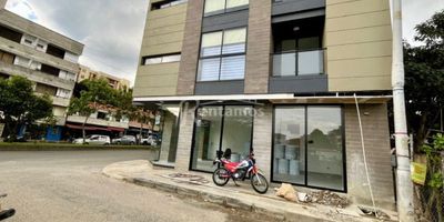 Local esquinero en arriendo en Envigado, Primavera. Cerca de la Clínica de la Policía y Polideportivo Sur de Envigado, con 130 m², 4 metros de altura, ubicado en una zona comercial de alto flujo, ideal para atraer clientes y posicionar tu marca. Perfecto para (tiendas, oficinas, cafeterías, boutiques o negocios de servicios). Incluye baño privado y cocineta, con fácil acceso a estacionamiento y transporte público. ¡Contáctenos hoy para programar una visita! Descubre más propiedades en: www.rentamospropiedadraiz.com Código:776664