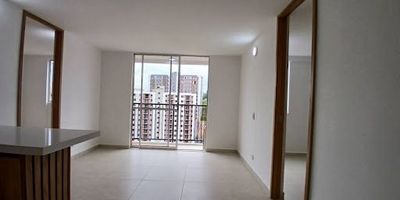 Tu lugar soñado te espera en Rionegro. Este acogedor apartamento de 49 m² cuenta con 2 habitaciones, 2 baños, cocina integral y zona de ropas. Disfruta de full acabados, un balcón con excelente vista y parqueadero privado. Ubicado en conjunto cerrado, te ofrece seguridad y tranquilidad en un entorno privilegiado. ¡Ideal para quienes buscan confort y calidad de vida cerca de todo!