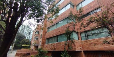 DISPONIBLE A PARTIR DE FEBRERO. DÚPLEX REMODELADO, excelente iluminación, amplios espacios. Sobre avenida circunvalar, cuarto piso con ascensor. Área privada 153 mts. PRIMER NIVEL: Puerta de seguridad, zona social amplia, con chimenea, baño social, cocina concepto abierto, sala T.V, zona lavandería. NIVEL INFERIOR: Tres habitaciones, principal (con hermosa vista a quebrada La Vieja) vestier, baño, closet. Baño habitaciones, depósito pequeño bajo escalera. Piso madera laminada. Apto encortinado, vidrios antiruido. Un garaje cubierto, depósito en sótano. Disfrute de la tranquilidad de la quebrada, salida peatonal cercana.  CITA PREVIA