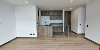 Área de 67 m2, sala comedor, 2 alcobas, cocina integral, pisos en pvc y porcelanato, 2 baños, balcón, 1 parqueadero y cuarto útil.

Apartamento sin usar, en sector campestre y tranquilo.

Portería 24 horas, piscina, turco, gimnasio, BBQ, cancha de squash, salón social, juegos infantiles, salón social.

