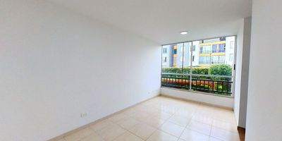 Apartamento en venta de 50m2, con vista exterior, ubicado en un 1er piso (Torre F Apto 104), acceso por escaleras. Consta de 3 habitaciones, 2 baños, sala comedor, cocina integral y zona de lavandería. Tiene piso cerámico en todas sus zonas. El conjunto cuenta con zonas verdes, zona para niños y vigilancia privada las 24 horas. Cerca a centro comercial Caney Plaza y Jardín Plaza; cerca a almacenes de cadena Éxito, Mkro, D1 y Ara; cerca a colegio Liceo Anglo del Valle y Senderos de Lili; cerca a Universidad del Valle; cerca a paradas del MIO estación de Universidades; Vías de acceso por la Calle 50 y Carrera 83F.ID-45810268071

