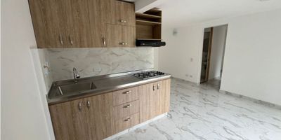 De 55 m2, sala comedor, cocina integral, 3 alcobas, 2 baños, balcon.

La unidad cuenta con porteria las 24 horas, salon social, juegos infantiles, piscina, gimnasio, zonas verdes.

Intermobiliaria Poblado S.A.S