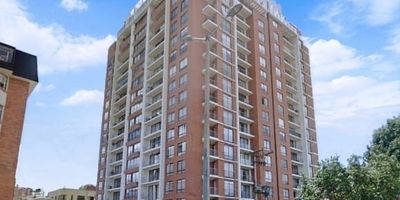 EDIFICIO PORTOBELLO. Apartamento con luz natural, sala comedor con chimenea y un balcón de 10mts aprox. Tres habitaciones, tres baños, incluido el baño social, cocina concepto abierto, lavavajillas, zona lavandería independiente. Encortinado, garaje y depósito. Vías de acceso Clle 147, Cra novena, autopista. Cerca a zona comercial. Transporte público Sitp cerca. CITA PREVIA .