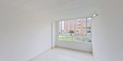 Apartamento en venta de 45M², con vista exterior, ubicado en un 3er piso (Torre 10 Apto 302), acceso por escaleras, parqueadero comunal. Consta de 3 habitaciones, 1 baños, sala comedor, cocina integral y zona de lavandería. Tiene piso cerámico en todas sus zonas. El conjunto cuenta con salón comunal, zonas verdes, parque infantil y vigilancia privada las 24 horas. Cerca a centro comercial Metro Recreo; cerca a tiendas y supermercados de barrio; cerca a colegio  Distrital José Francisco Socarras; cerca a paraderos del SITP; Vías de acceso por la Avenida Bosa y Carrera 88C.
 h_property_nid_ref:  34295654251
 h_property_uuid_detail:  b33e3200-6454-4fc0-b327-e458214701f5
 ubicacion: Bogotá,San Antonio
 Inmueble ofertado por nuestro aliado HABI.