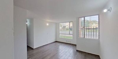 Apartamento en venta de 52m², con vista exterior, ubicado en un 1er piso (Torre 17 Apto 102), acceso por escaleras, parqueadero comunal. Consta de 3 habitaciones, 2 baños, sala comedor, cocina integral y zona de lavandería. Tiene piso cerámico en todas sus zonas. El conjunto cuenta con salón comunal, parque infantil, zonas verdes, gimnasio y vigilancia privada las 24 horas. Cerca a centro comercial Santafé y centro comercial Panamá; cerca a almacenes de cadena como Jumbo, D1, Carulla y Ara; cerca a Colegio Instituto Americano del Norte y Colegio SaludCoop Norte; cerca a Universidad de La Salle y Universidad de San Buenaventura; cerca a estación de Transmilenio Calle 187; Vías de acceso por la Calle 183 y la Carrera 9.
 h_property_nid_ref:  36690904154
 h_property_uuid_detail:  4779d9bd-1330-491d-8ec7-e2bd0b74bc7f
 ubicacion: Bogotá,San José de Usaquén
 Inmueble ofertado por nuestro aliado HABI.