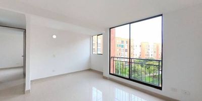 Apartamento en venta de 50 m2, con vista interior, ubicado en un 4to piso (Torre 7 Apto 404), acceso por escaleras, parqueadero comunal. Consta de 2 habitaciones, 2 baños, sala comedor, cocina integral y zona de lavandería. Tiene piso porcelanato en habitaciones, zona social y cerámico en baños y cocina. El conjunto cuenta con zonas verdes, zona para niños, salón comunal y vigilancia privada las 24 horas. Cerca a centros comerciales Miraflores; cerca a tiendas y supermercados de barrio; cerca a colegios Minuto de Dios Ciudad Verde; cerca a paraderos de transporte público; Vías de acceso por la Avenida Terreros y Carrera 30. 
 h_property_nid_ref:  22823797688
 h_property_uuid_detail:  a7afd30f-fcdb-44df-937e-cc4de432b702
 ubicacion: Soacha,Ciudad Verde
 Inmueble ofertado por nuestro aliado HABI.