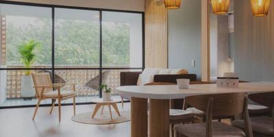 Este apartamento de 118 m² te ofrece un espacio amplio, cómodo y listo para disfrutar o rentar: 3 dormitorios, 3 baños, parqueadero privado y cuarto útil. Cada rincón fue diseñado con acabados de lujo, combinando elegancia, modernidad y funcionalidad. Desde sus ventanas disfrutarás de una vista natural al primer parque de Laureles, ideal para quienes aman la tranquilidad, la vegetación y la luz del día. La ubicación te sitúa en uno de los barrios más cotizados y tradicionales de Medellín, cerca de comercio, restaurantes, transporte y servicios — un plus para quienes buscan comodidad diaria o desean generar ingresos por renta. Este apartamento es perfecto si buscas: Un hogar amplio y elegante para vivir con familia o pareja. Una inversión rentable: gracias a su distribución, ubicación y características, es ideal para rentas de corto o mediano plazo, incluyendo formatos tipo Airbnb. Calidad de vida, con la tranquilidad del barrio, entorno verde y excelente conectividad. Si quieres conocer todos los detalles o agendar una visita, escríbeme. Te acompaño en cada paso para que esta propiedad sea tu próxima mejor decisión.