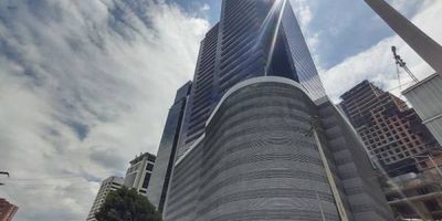 Inmueble para uso de oficina, se encuentran unidas físicamente pero jurídicamente son independientes .Los acabados se encuentran en buen estado de conservación y cuenta con vista hacia los cerros orientales. Cuenta con garajes dobles cubiertos. Vetustez  6 años. Vr. Admón. $135.000 (Garajes) $1.959.600 (Oficinas).