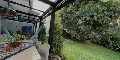 POBLADO SAN LUCAS Casa de 2 niveles remodelada ( en la reforma se le hizo mantenimiento al techo, se le cambio manto y tejas, y se le cambio tuberia y alguna ventaneria, a parte de todo lo del interior), amplia, iluminada, en unidad super tranquila y silenciosa Area casa construida 310 mt2 + pergola 41 mt2 + 362 mt2 de jardin y terraza 4 habitaciones con baño cada una + estudio + oficina + servicio Zona de ropas super amplia 2 parquederos y como esta en esquina y calle cerrada tiene otro espacio para mas vehiculos que se puede usar Unidad con zonas verdes y porteria 24 horas. Administracion $1.500.000 Predial anual $12.000.000 Año de construccion 1993 Arquitectuta y concreto