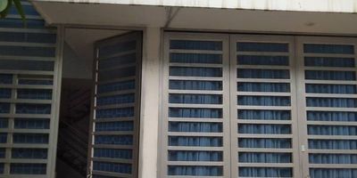 Casa con disposición medianera consta de 4 habitaciones con closet, una con vestier, baño privado, 2 baños sociales, sala, comedor, cocina, zona de lavandería, garaje privado, buena iluminación y ventilación, Vetustez de 4 años.