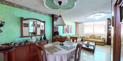 Apartamento duplex en venta de 90m2, con vista interior, ubicado en un 3er piso (Torre 1 Apto 309), acceso por escaleras, parqueadero propio cubierto (19). Consta de 3 habitaciones, 3 baños, sala comedor, balcón, cocina integral y zona de lavandería. Tiene piso cerámico en todas sus zonas. El edificio cuenta con zonas verdes, zona para niños, salón social y vigilancia privada las 24 horas. Cerca a centro comercial Limonar Plaza y Guadalupe; cerca a almacenes de cadena Ara y D1; cerca a paraderos del MIO; Vías de acceso por la calle 13 y cra 70. ID-49531987299
