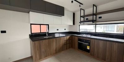 Te presentamos esta magnífica casa en conjunto cerrado para disfrutar en familia zonas sociales piscinas adultos y niños, sala de cine, salón social, juegos infantiles, gimnasio cubierto, zona de mascotas. Zona de desarrollo y alta valorización lugar tranquilo y seguro cerca de restaurantes, colegios, clínicas, centros comerciales, fácil acceso a 15 minutos del Aeropuerto internacional.