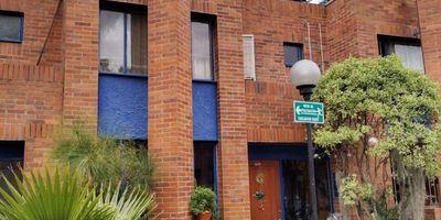 Descubre esta encantadora casa en , donde la comodidad y el estilo se fusionan para brindarte el hogar de tus sueños. Con 4 habitaciones y 5 baños, cada espacio ha sido cuidadosamente diseñado para ofrecerte el máximo confort. Disfruta de la calidez de la chimenea, la luminosidad natural que inunda cada rincón y la practicidad de la cocina a gas. Además, cuenta con una sala auxiliar perfecta para relajarte, un estudio para trabajar desde casa y un balcón para disfrutar del aire fresco. La terraza te invita a momentos de relax al aire libre, mientras que las canchas deportivas y zonas verdes te brindan opciones para mantenerte activo. Con vigilancia privada las 24 horas, te sentirás seguro en todo momento. Ubicada en una zona residencial y campestre, cerca de parques, colegios y transporte público, esta casa es el lugar ideal para vivir en armonía con la naturaleza y la comodidad. ¡No pierdas la oportunidad de