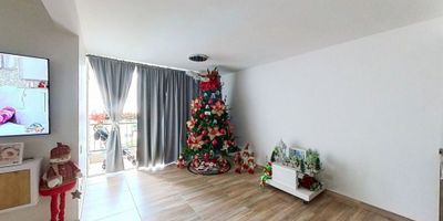 Apartamento en venta de 75 m², con vista exterior, ubicado en un 8vo piso (Torre 3 Apto 807), acceso por ascensor y escaleras. Consta de 3 habitaciones, 2 baños, sala comedor, sala de estudio, halla de alcobas, cocina integral y zona de lavandería. Tiene piso cerámico en todas sus zonas. El conjunto cuenta con zona infantil, piscina, zonas verdes y vigilancia privada las 24 horas. Cerca a centro comercial Country Mall Guabinas; cerca a almacenes de cadena D1; cerca a colegio La Estancia; Vías de acceso por la Calle 10 y Carrera 20 B.ID-49150105630
