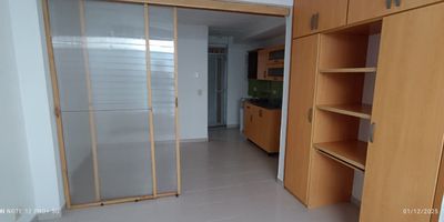 Este apartaestudio que lo tiene todo para vivir con estilo, comodidad y tranquilidad.
Excelente ubicación en el barrio El Gran Limonar, cerca de Todo, 2do piso, con diseño moderno que aprovecha cada metro.
La sala y la habitación están separadas por una división en policarbonato que permite el paso de la luz y crea un ambiente armonioso. Cuenta con un mueble en madera móvil que puedes usar como barra, mueble para tv o escritorio, adaptándolo a tu gusto.
Cuenta con cocina integral con gas natural, sala, baño moderno con división y funcional mobiliario en madera, habitación acogedora, closet con maletero, escritorio, biblioteca y zona de ropas con lavadero, tendedero de ropas y espacio para lavadora. Todo dentro de tu propio apto!
El amplio ventanal aporta luz natural y frescura durante todo el día.
El canon tiene todos los servicios incluidos: agua, energía, gas, internet de alta velocidad, seguridad electrónica y administración. Libre de humo,no mascotas. opción de parqueadero
