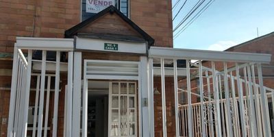 EN VENTA Negociables Casa ubicada en Soacha  63 mts a ampliables a 72 mts por el centro comercial mercurio, ventura y gran plaza, cerca a terreros (Transmilenio), cerca a la autopista  sur, cerca a un ARA y zona comercial. Próximamente universidad y hospital Conjunto cerrado con vigilancia. 
3 pisos construidos con opción para construcción de terraza de 9 metros encerrada autorizada, 1 baño principal, habitaciones 4, y un enorme antejardín de 5 mts por 2.80mts al costado de la casa