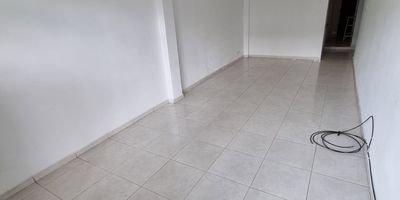 Apartamento en primer piso con buena iluminación y ventilación, cuenta con 3 habitaciones, sala comedor, cocina, 1 baño, patio y parqueadero. Ubicado en zona residencial cerca a la autopista sur-oriental. Barrio Aranjuez