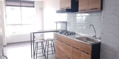 Descubre este elegante apartaestudio ubicado en una zona privilegiada de la ciudad. Con 36 metros cuadrados, esta propiedad ofrece una distribución inteligente que maximiza el espacio y la comodidad. Con una habitación amplia y luminosa, un baño moderno y funcional, y una cocina equipada con todo lo necesario para disfrutar de tus momentos culinarios. Su diseño minimalista y acabados de alta calidad crean un ambiente sofisticado y acogedor. Ideal para aquellos que buscan un estilo de vida urbano y práctico. ¡Ven y haz de este lugar tu nuevo hogar!