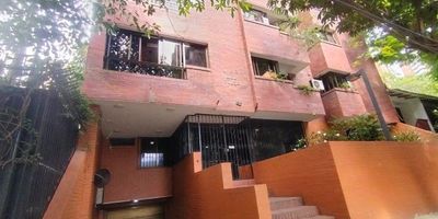 Vendo apartamento en 4o piso con ascensor, ubicado en el exclusivo barrio Santa Teresita al Oeste de Cali.  Disfruta del arrullo del río Cali, en un apartamento completamente remodelado, son 145mt2 frescos e iluminados y aprovechados en una amplia sala-comedor, cocina integral tipo americana, zona de oficios, 3 habitaciones dos de ellas con baño y baño de habitaciones adicional, sala de tv, tiene puerta blindada, 2 parqueaderos paralelos en sótano y depósito.  El edificio cuenta con vigilancia 24/7 y salón social en la terraza.  Vive a media cuadra del Río Cali, muy cerca del Colegio Liceo Benalcázar, calle tranquila, completamente residencial, varias vías de acceso, transporte público cercano, con gimnasio, supermercados, droguerías y más a la mano.  Contácteme, será un placer atenderle.