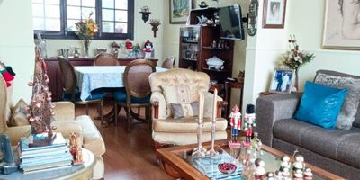 Descubre esta vivienda familiar ubicada en una zona centrada . Con 5 habitaciones y 2 baños, este hogar de 205 metros cuadrados ofrece un ambiente acogedor y luminoso. Disfruta de la comodidad  la iluminación natural en cada rincón. La zona de ropas, el patio y el jardín son espacios ideales para relajarse. Además, cuenta con gas propano, baño auxiliar , piso de madera laminada y baldosa  zona de ropas y espacios amplios . Una oportunidad única para quienes valoran la calidad y el confort en su hogar.