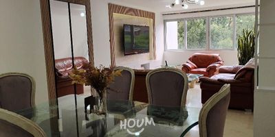 [ARR] ID HOUM: 163349

Entérate de todos los beneficios al arrendar con nosotros:
    • Asistencia e intermediación con el propietario
    • Firma tu contrato online
    • Arrienda sin burocracia, sin papeleos ni notarías

Departamento en arriendo, ubicado en el barrio Lalinde, con una superficie construida de 100.00 m² y superficie total de 100.00  m². 

Sus principales características son:

    • No amoblado
    • 2 dormitorios
    • 2 baños
    • No Admite mascotas
    • 1 parqueadero
    • Año de construcción: 2024
            
Si arriendas con nosotros, te brindamos asesoría personalizada durante todo el proceso.
        

Requisitos para arrendar con nosotros:

    • Arrienda sin codeudor*, fácil, rápido y seguro
    • Demuestra un ingreso mensual neto de al menos 2.5 veces el valor del arriendo (los ingresos mensuales se pueden complementar por las personas que vivirán en este inmueble)
    • Completa tu información básica y mándanos tus extractos bancarios o documentos que demuestren tus ingresos
    • No debes tener reportes negativos en centrales de crédito
        

IMPORTANTE:

    • Te invitamos a agendar una visita a esta propiedad
    • Si tienes alguna duda por favor puedes solicitar más información desde los portales como también contactarte directamente con nosotros
    
Más que una inmobiliaria, somos Houm.
*Aplican T&C