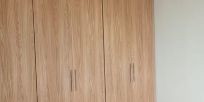 Inicia el 2026 viviendo en tu nuevo hogar: apartamento completamente nuevo, listo para estrenar.
Moderno apartamento en renta con administración incluida – Conjunto Cerrado Primavera II
Da la bienvenida a un espacio pensado para tu comodidad y el ritmo de vida moderno. Este apartamento totalmente nuevo cuenta con 36 m² construidos (32 m² privados) distribuidos de manera inteligente para aprovechar cada rincón.
Al ingresar, te recibe una hermosa vista exterior y una sala-comedor amplia y acogedora.
-Cocina con acabados elegantes, alacena,  estufa a gas de cuatro puestos y barra contemporánea integrada al área social.
-Zona de ropas independiente, ideal para mayor orden y comodidad.
-Dos habitaciones confortables, luminosas y con clóset empotrado multifuncional (maletero, zapatero y organizador).
-Baño moderno con división en vidrio templado, ofreciendo un toque sofisticado.
-Vista exterior hacia la Avenida Sexta, donde próximamente se desarrollará un parque temático.