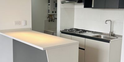 Hermoso apartamento ubicado en largos de torca con vista club el Rancho, cuenta con 2 habitaciones, sala comedor, baño totalmente terminado, cocina integral en u, con acabados de lujo, barra desayunador, walking closet, apartamento totalmente terminado y nuevo para estrenar.