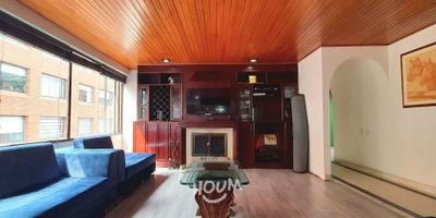 [VEN] ID HOUM: 163428

En Houm te ayudamos de forma fácil y segura. Los beneficios de comprar con nosotros:
    • Te ayudamos a conseguir financiamiento a través de una asesoría personalizada
    • Mediación y seguimiento de todo el proceso
    • Ponemos a tu disposición profesionales en notariado, registro y asesoría jurídica
¡Solo te preocupas de las firmas!

Departamento en venta, ubicado en el barrio Navarra, con una superficie construida de 144.00 m² y superficie total de 144.00 m². 

Sus principales características son:

    • 3 dormitorios
    • 4 baños
    • Admite mascotas
    • 2 parqueaderos
    • Piso 4
    • Año de construcción: 1991
    • Bodega
            
Además, el inmueble cuenta con las siguientes amenidades:

    • Salón de eventos
    • Vigilancia 24 hrs
    • Ascensor
    • Lavandería

Si compras con nosotros, te brindamos asesoría personalizada durante todo el proceso.
Más que una inmobiliaria, somos Houm.
*Aplican T&C