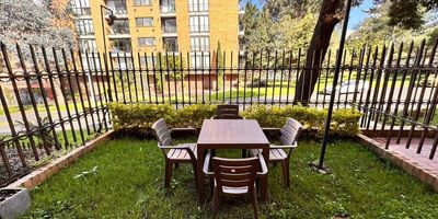 Se Vende acogedor apartaestudio de 36,8 m², ideal para quienes buscan un espacio cómodo y funcional. Este apartamento cuenta con todas las comodidades necesarias para una vida tranquila y práctica.

Características:
Superficie: 36,8 m²
Antigüedad: Más de 25 años de construcción
Distribución:
Alcoba: Espaciosa y luminosa.
Baño: Completo y bien distribuido.
Cocina: Equipado con nevera y espacio para instalar lavadora.
Sala-Comedor: Amplio espacio con salida directa a un jardín-terraza de uso exclusivo, perfecto para disfrutar del aire libre.
Estacionamiento: Parqueadero cubierto, asegurando la protección de tu vehículo.
Servicios y Seguridad:
Vigilancia: El edificio cuenta con vigilancia 24 horas, brindando seguridad y tranquilidad a los residentes.
Vista: Disfruta de una hermosa vista sobre el parque, ideal para relajarse.
Ubicación:
El apartaestudio se encuentra en una zona estratégica, cercana a servicios, transporte público y espacios recreativos.

¡No pierdas la oportunidad de vivir en este maravilloso apartaestudio! Contáctanos para más información y agendar una visita.