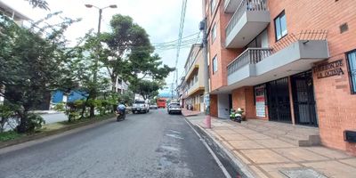 Código interno 13907 Apartaestudio en arriendo ubicado sobre la avenida Guavinal, cerca del Centro de la Ciudad, cómodas vías de acceso, El inmueble esta distribuido así: Sala comedor, una habitación con closet, cocina integral con nevera, baño, zona de ropas , un parqueadero cubierto. El edificio cuenta con piscina, salón social para eventos, ascensor, vigilancia 24 horas. El valor de la administracion $164.000.