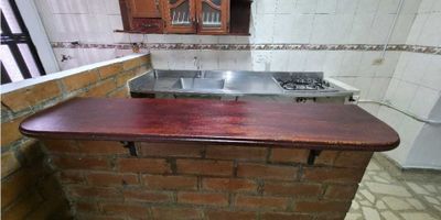 ¿Buscas un apartamento bien ubicado, funcional y con espacios ideales para la vida cotidiana? Este inmueble en el sector Buenos Aires es una excelente opción para quienes desean vivir en un entorno tradicional, conectado y con todas las comodidades esenciales a pocos minutos. Con 43 m², este apartamento ofrece una distribución eficiente que aprovecha cada espacio de manera práctica y cómoda.

El interior cuenta con dos habitaciones, una de ellas con closet, lo que facilita la organización y el almacenamiento. Su zona social recibe buena iluminación natural, creando un ambiente agradable y perfecto para el descanso o las actividades diarias. La cocina semi-integral, complementada con su respectiva zona de preparación, permite llevar a cabo las tareas del hogar con comodidad, y al contar con red de gas, garantiza eficiencia y economía en el uso cotidiano. El baño, bien distribuido, ofrece funcionalidad y facilidad de acceso. Todo el apartamento cuenta con piso en mármol, un acabado duradero, elegante y de fácil mantenimiento, que aporta un toque diferenciador dentro del inmueble.

Este apartamento no dispone de terraza, portería, ascensor, parqueadero ni cuarto útil, lo que lo convierte en una opción accesible, ideal para quienes priorizan ubicación, comodidad y un estilo de vida sencillo sin costos adicionales. Su estrato 3 permite mantener gastos equilibrados y adecuados para la zona.

La ubicación es uno de sus mayores atractivos: se encuentra a tres cuadras del Colegio Federico Ozanam, un punto de referencia ampliamente conocido en el sector. Además, está a una cuadra del cuadradero de los alimentadores del Metro, lo que garantiza una conectividad excepcional con el sistema de transporte público, facilitando el desplazamiento hacia el centro, el oriente de Medellín y otras zonas clave.

Un espacio cómodo, bien ubicado y con todo lo necesario para vivir de manera práctica y eficiente. Contáctanos para programar tu visita.
Código del inmueb