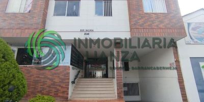 Amplio apartamento en San Francisco, Edificio Balboa, segundo piso con vista interior, dos habitaciones con closet, cocina con gabinetes sin estufa, un baño, zona de ropas y vigilancia 24 horas. Ubicado en un sector privilegiado cerca de comercio y colegios, ideal para quienes buscan comodidad y seguridad, agenda tu cita y descubre tu próximo hogar.