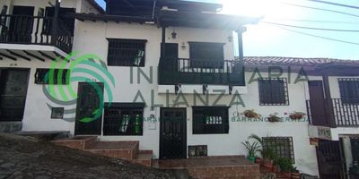 Se arrienda casa excelente estado en Girón. Dos niveles distribuidos así:  en el primer nivel; sala - comedor cocina semi-integral, baño de visitas, patio de ropas. Segundo nivel; tres habitaciones dos con baño privado, 1 closet, hall tv y balcón. Zona residencial, cerca restaurantes, plaza de mercados, iglesias, agende su cita sin ningún costo al 3134827828