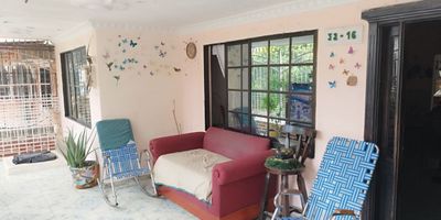 Se vende casa en callejon en el barrio galicia, cuenta con 3 habitaciones 2 baños, terraza amplia, sala cocina independiente amplias, patio amplio, alberca 2.5 metros cubicos, 3 tanques elevados con su motobomba.