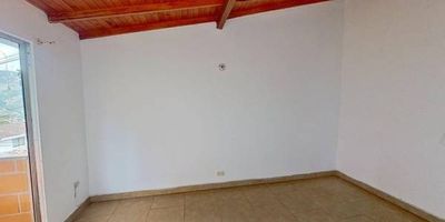 Casa en venta de 61 m², con vista interior (Casa 254). Ofrece 3 habitaciones, 2 baños, sala comedor, cocina integral y zona de lavandería, con piso cerámico en todas sus áreas. El conjunto brinda zonas verdes ideales para disfrutar al aire libre y vigilancia privada las 24 horas para mayor tranquilidad. Su ubicación es conveniente, cerca de tiendas Ara y D1, así como de la Institución Educativa El Limonar, con vías de acceso por la Carrera 72 y la Calle 52 Sur.
 h_property_nid_ref:  43678557067
 h_property_uuid_detail:  e65fbd7e-ac0a-47ee-bfc1-21322e1b07ba
 ubicacion: Medellín,Barichara 
 Inmueble ofertado por nuestro aliado HABI.