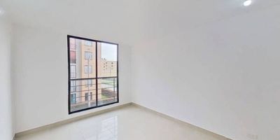Apartamento en venta de 39m2, con vista interior, ubicado en un 3er piso (Torre 11 Apto 302), acceso por escaleras. Consta de 2 habitaciones, 1 baño, sala comedor, cocina integral y zona de lavandería. Tiene piso cerámico en todas sus zonas. El conjunto cuenta con parque infantil, salón de juegos, salón infantil, salón social, gimnasio, parqueadero comunal, zonas verdes y vigilancia privada las 24 horas. Cerca a centros comercial Casablanca; cerca a tiendas y supermercados de barrio; cerca a colegio Henri Wallon, Santo Tomás; cerca a paraderos de transporte público; Vías de acceso por la Calle 21 y Calle 22.
 h_property_nid_ref:  45470116866
 h_property_uuid_detail:  cacedcbf-1040-4ad5-bd30-26d7f8999451
 ubicacion: Madrid,Hacienda Madrid
 Inmueble ofertado por nuestro aliado HABI.