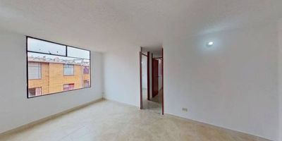 Apartamento en venta de 36m2, con vista interior, ubicado en un 5to piso (Torre 12 Apto 503), acceso por escaleras, parqueadero comunal. Consta de 2 habitaciones, 1 baño, sala comedor, cocina semi integral y zona de lavandería. Tiene piso cerámico en todas sus zonas. El conjunto cuenta con salón comunal, parque infantil, zonas verdes, zona social y vigilancia privada las 24 horas. Cerca a centro comercial Trebolis El Porvenir; cerca a tienda y supermercados de barrio; cerca a colegio Ciudadela Educativa de Bosa; cerca a paraderos del SITP; Vías de acceso por la Carrera 95A y Calle 52 Sur.
 h_property_nid_ref:  42495765898
 h_property_uuid_detail:  b84f0fb3-e43c-45b0-98f3-594126cc328e
 ubicacion: Bogotá,Parcela El Porvenir
 Inmueble ofertado por nuestro aliado HABI.