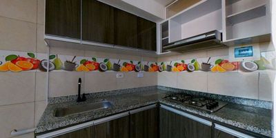 ¡Oportunidad en Villas de Madrid! Apartamento iluminado, amplio y libre de todo gravamen

Descubre este acogedor y cómodo apartamento de 56 m², con una excelente vista exterior y ubicado en un 6° piso con acceso por ascensor, ideal para quienes buscan tranquilidad, comodidad y cercanía a todo. El conjunto ofrece parqueadero comunal, perfectas áreas comunes y un ambiente familiar.

Su distribución es funcional y muy bien aprovechada:


 
 3 habitaciones con buena iluminación
 
 
 2 baños
 
 
 Sala comedor amplia
 
 
 Cocina integral
 
 
 Zona de lavandería
 
 
 Piso cerámico en todas las áreas para fácil mantenimiento
 


El conjunto residencial brinda salón comunal, parque infantil, zonas verdes y vigilancia privada 24 horas, garantizando seguridad y bienestar.

Ubicado estratégicamente cerca del Centro Comercial Viva, supermercados como Éxito, D1, Ara y Surtimax, además de colegios y paraderos del SITP. Excelentes vías de acceso por Avenida Centenario y Carrera 123.

Libre de todo gravamen y se reciben créditos de cualquier banco.
Una verdadera oportunidad de inversión o vivienda propia.

¡Agenda tu visita y enamórate de tu próximo hogar!

H1.
