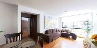 Apartamento en venta de 87 m², con vista exterior, ubicado en un segundo piso (Apto 203), con acceso por ascensor y parqueadero propio cubierto (43-44). Cuenta con dos habitaciones, dos baños, sala comedor, cocina integral y zona de lavandería. Tiene piso laminado en habitaciones y zona social, y piso cerámico en baños y cocina. El conjunto ofrece vigilancia privada las 24 horas. Se encuentra cerca del centro comercial Plaza 147 y Mazurén; de almacenes de cadena como Panamericana Autopista Norte y Éxito Express Calle 140; de colegios Provinma Bilingüe y Pureza de María; de universidades como El Bosque, San Buenaventura y Uniagraria; además de la estación de Transmilenio Calle 142 y rutas SITP. Vías de acceso por la Autopista Norte, Carrera 9 y Calle 153.
 h_property_nid_ref:  43785021495
 h_property_uuid_detail:  d46da04f-0887-448b-a15e-85a14f9aa8be
 ubicacion: Bogotá,Pasorobles
 Inmueble ofertado por nuestro aliado HABI.