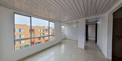 Apartamento en venta de 43m2, con vista interior, ubicado en un 6to piso (Torre 1 Apto 601), acceso por escaleras, parqueadero comunal. Consta de 2 habitaciones, 1 baño, sala comedor, hall de estudio, cocina semi integral y zona de lavandería. Tiene piso cerámico en todas sus zonas. El conjunto cuenta con salón comunal, parque infantil, zonas verdes y vigilancia privada las 24 horas. Cerca a centro comercial Miraflores; cerca a tiendas y supermercados de barrio; cerca a colegio Minuto de Dios Ciudad Verde;  cerca a universidad UNAD - Ciudad Verde; cerca a paraderos de transporte publico e intermunicipal; Vías de acceso por la calle 17 y Carrera 37.
 h_property_nid_ref:  39698010470
 h_property_uuid_detail:  8a90c115-4279-4053-9938-cc4813e2949c
 ubicacion: Soacha,Ciudad Verde
 Inmueble ofertado por nuestro aliado HABI.