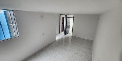 -Dirección TV 78F BIS 45 12 SUR BQ 4 AP 417  Kennedy barrio nuevo lago timiza ( conjunto el eden)
-cuarto piso muy buena iluminación
-47.38 M2, totalmente terminados
-balcon
-tres habitaciones dos closet
-dos baños
-Sala comedor
-cocina semiintegral con parte de lavado de ropa con el respectivo lavadero.
-estrato 2
-no tiene ascensor 
-parquedero comunal pero a la fecha no hay disponibilidad para parqueo de motos y carros