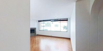 ¡Exclusiva oportunidad en Edificio Lago Country! 

Apartamento amplio, iluminado y libre de todo gravamen

Te presento este acogedor y amplio apartamento de 82 m², con agradable vista exterior, ubicado en un segundo piso con acceso por ascensor. Cuenta con parqueadero propio cubierto, ideal para quienes buscan confort, amplitud y una ubicación privilegiada en una de las zonas más conectadas y valorizadas de la ciudad.

Distribución funcional y muy cómoda:


 
 3 habitaciones
 
 
 4 baños
 
 
 Sala comedor luminosa
 
 
 Cocina integral
 
 
 Zona de lavandería independiente
 
 
 Piso laminado en habitaciones y áreas sociales
 
 
 Cerámica en baños y cocina para mayor durabilidad y fácil limpieza
 


El edificio cuenta con vigilancia privada 24/7, brindando tranquilidad, seguridad y un ambiente exclusivo.

Su ubicación es verdaderamente estratégica:
Cerca de los centros comerciales Galería 93, Chicó Centro y Manhattan, almacenes como D1, Éxito Express y Carulla, reconocidos colegios como Liceo El Encuentro y San Pío X, universidades como UDES y Sergio Arboleda, además de estaciones de Transmilenio Virrey y Los Héroes. Vías principales: Calle 80 y Carrera 18.

Libre de todo gravamen y se reciben créditos de cualquier banco.
Una propiedad ideal para vivir con bienestar, conectividad y estilo.

¡Agenda tu visita y conoce tu próximo hogar en Lago Country!

H1.
