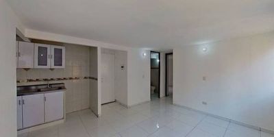 Apartamento en venta de 40m2, con vista exterior, ubicado en un 4to piso (Torre 14 Apto 404), acceso por escaleras, parqueadero comunal. Consta de 2 habitaciones, 1 baño, sala comedor, cocina integral y zona de lavandería. Tiene piso cerámico en todas sus zonas. El conjunto cuenta con salón comunal, zonas verdes, parque infantil y vigilancia privada las 24 horas. Cerca a centro comercial Miraflores; cerca a tiendas y supermercados de barrio; cerca a colegio Minuto de Dios Ciudad Verde; cerca a Universidad UNAD - Ciudad Verde; cerca a paraderos de transporte público e intermunicipal; Vías de acceso por la Carrera 38 y Calle 33.
 h_property_nid_ref:  39479535276
 h_property_uuid_detail:  223fb994-52e9-42a4-8fcf-a29e852ddf8a
 ubicacion: Soacha,Ciudad Verde
 Inmueble ofertado por nuestro aliado HABI.