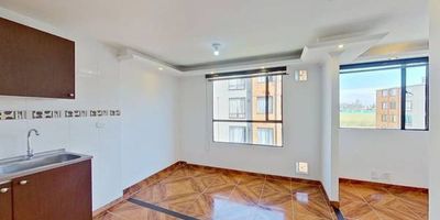 Apartamento en venta de 41 M², con vista interior, ubicado en un 5to piso (Torre 12 Apto 503), acceso por escaleras. Consta de 2 habitaciones, 1 baño, sala comedor, zona de estudio,  cocina integral y zona de lavandería. Tiene piso cerámico en todas sus zonas. El conjunto cuenta con salón comunal, parque infantil, zonas verdes, zona social y vigilancia privada las 24 horas. Cerca a centro comercial Prado Verde; cerca a supermercados y tiendas de barrio; cerca a colegio Minuto de Dios Ciudad Verde; cerca a paraderos de transporte publico; Vías de acceso por la carrera 39 y calle 33.
 h_property_nid_ref:  19269904565
 h_property_uuid_detail:  48e34b1b-7693-4c6f-9ef7-2738a93a0036
 ubicacion: Soacha,Ciudad Verde
 Inmueble ofertado por nuestro aliado HABI.