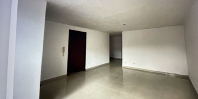 Apartamento con excelente ubicación ( a una cuadra del centro comercial Portal del Quindío) y con una distribución cómoda ideal para familias. 
Cuenta con 3 habitaciones (la principal con baño privado),baño auxiliar, amplios clóset, habitación de servicio con baño, sala-comedor con excelente luz natural, cocina funcional, zona de ropas independiente y parqueadero cubierto + depósito.

Edificio con vigilancia 24 horas, ambiente tranquilo y seguro.  Ubicado en una de las zonas más apetecidas del norte de Armenia, supermercados, comercio, restaurantes, bancos y rutas de transporte.

Perfecto para quienes comodidad y una ubicación estratégica para el día a día.

Disponible para entrega inmediata.
Agenda tu visita o contáctame para mas información 
