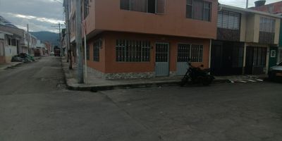 Descubre tu nuevo hogar con Grupo-Raíz Consultores Inmobiliarios. Presentamos esta espectacular casa esquinera ubicada estratégicamente en el barrio El Progreso, Sibaté; una zona tranquila y de alta valorización.

Esta propiedad se destaca por su excelente distribución y amplitud, ideal para familias que buscan comodidad y espacios versátiles.

Características Principales:

Ubicación Privilegiada: Casa esquinera, lo que garantiza mayor iluminación natural y ventilación.

Espacios Familiares: Cuenta con sala y comedor independientes, perfectos para compartir momentos especiales.

Zona de Trabajo: Incluye un estudio, ideal para home office o sala de tareas.

Cocina: Cocina semi integral, práctica y funcional.

Habitaciones: 3 habitaciones amplias, todas con closet para un almacenamiento eficiente.

Baños: 3 baños completos, brindando privacidad y comodidad para todos los miembros de la familia.

Ubicación y Entorno: A pocas cuadras del parque central.