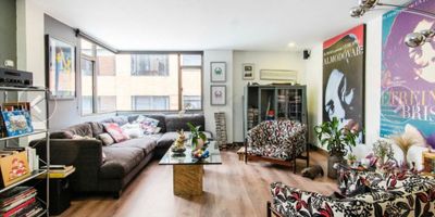 Arriendo apartamento amoblado – $14.500.000 (administración incluida)
Excelente ubicación en Cabrera, calle 87 con carrera 8. Conjunto Embajadores. Apartamento exterior, 140 m², completamente remodelado y con vidrios antiruido.

Cuenta con 3 habitaciones, 3 baños, hall de alcobas, cocina y zona de ropas. No tiene terraza ni balcón.
Incluye 1 garaje. Estrato 6. Edificio de 9 pisos con 25 apartamentos y antejardín.

Ubicación privilegiada en Cabrera.